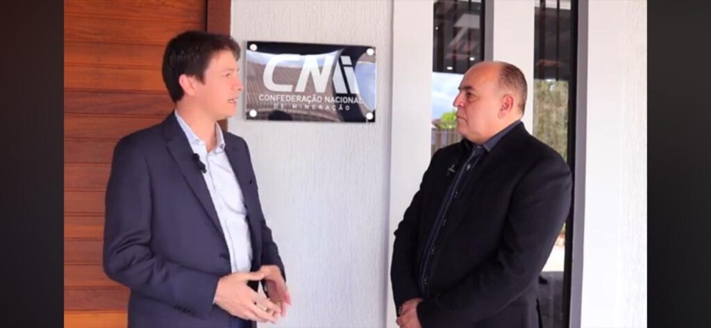 Bruno Cecchini em reunião com o presidente da Associação Comercial, destacando a atuação da CNMI no desenvolvimento econômico de Rondônia