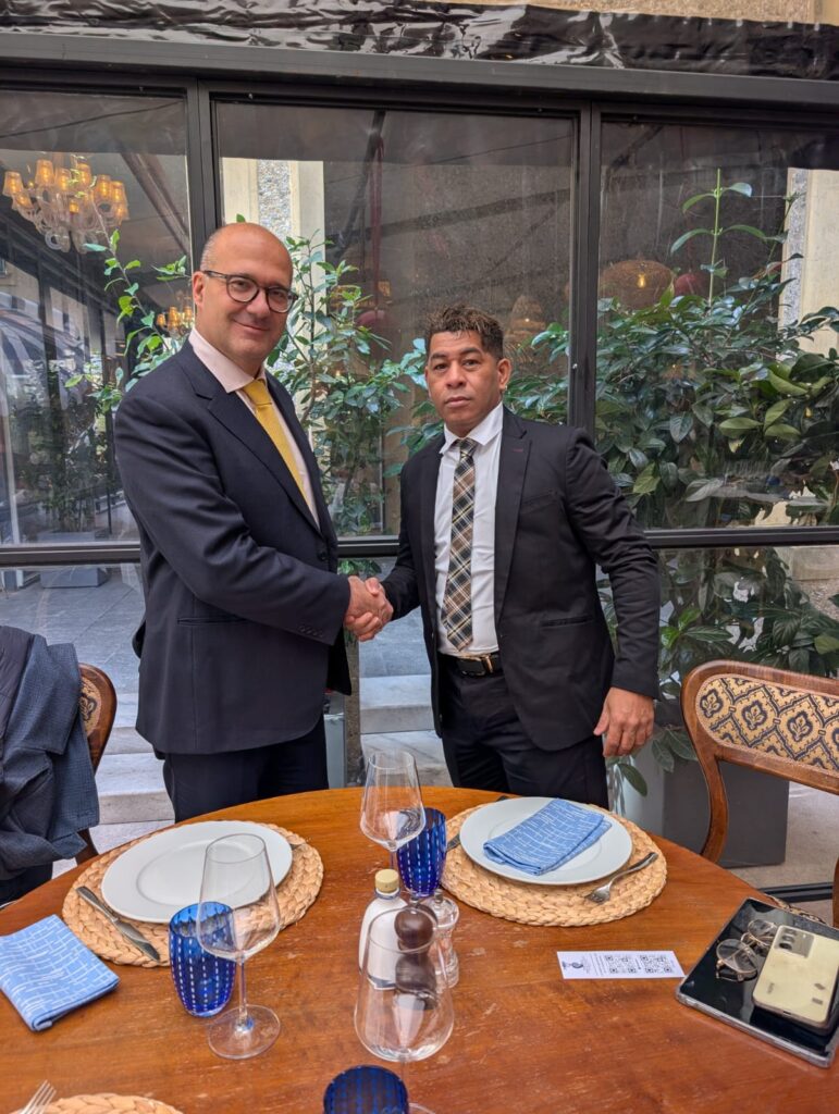 Dr. Cristiano Conceição Sena representando Bruno Cezar Cecchini em reunião que abre portas para cooperação com bancos suíços.